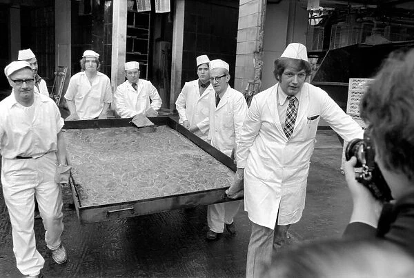 Giant  /  Unusual  /  Food. Yorkshire pudding king size. January 1975 75-00320-002