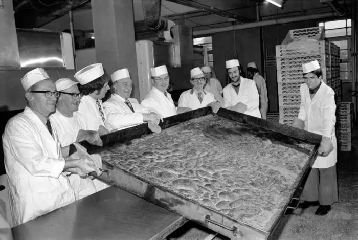 Framed Print : Giant / Unusual / Food. Yorkshire pudding king size. January 1975 75-00320-004 Framed Print : Giant / Unusual / Food. Yorkshire pudding king size. January 1975 75-00320-004