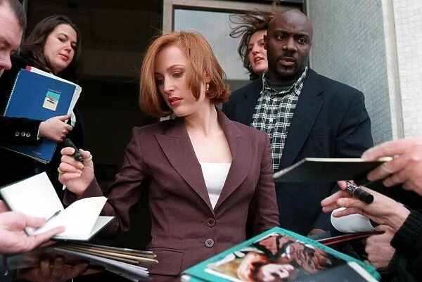 Gillian Anderson Actress - signing autographs