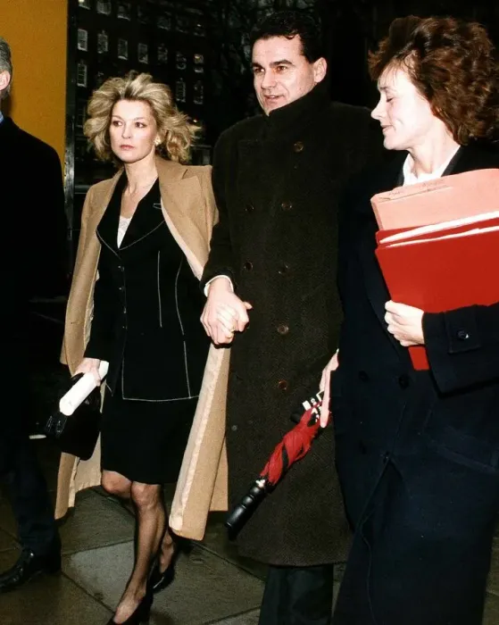 Framed Print : Gillian Taylforth actress arriving at court with Geoffrey Knights where she was sueing Framed Print : Gillian Taylforth actress arriving at court with Geoffrey Knights where she was sueing