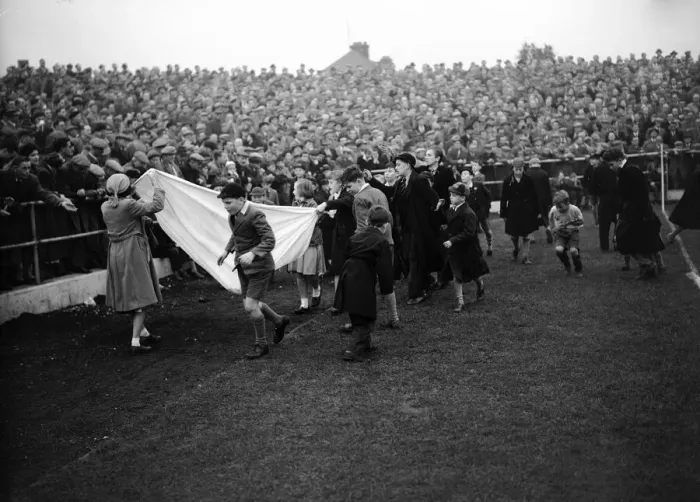 Framed Print : Gillingham v Southampton, 3rd Division League Match, 20th October 1956
