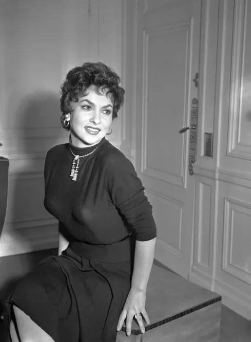 Framed Print : Gina Lollobrigida, Italian actress in London to attend the Royal Film Performance of To Framed Print : Gina Lollobrigida, Italian actress in London to attend the Royal Film Performance of To
