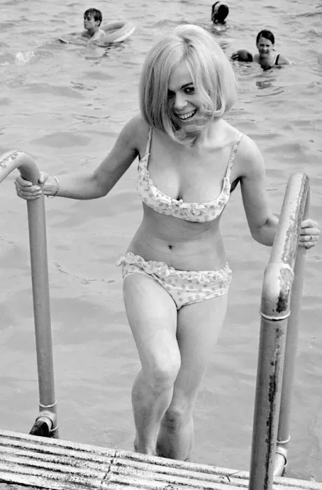 Framed Print : Girl in bikini enjoying the hot summer weather at Ryton open-air swimming pool, Coventry