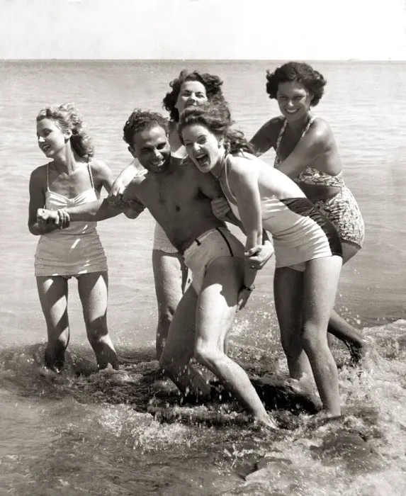 Framed Print : Girls at Margate have fun with Ex-paratrooper, Joan Chambers from East Ham Framed Print : Girls at Margate have fun with Ex-paratrooper, Joan Chambers from East Ham