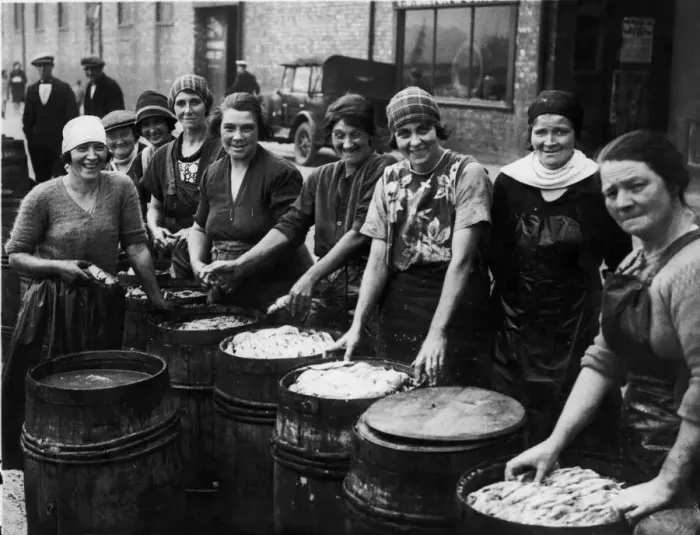 Framed Print : Girls of the North Shields Fish Quay packing herring for abroad Framed Print : Girls of the North Shields Fish Quay packing herring for abroad