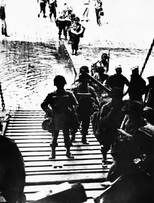 Framed Print : GI.s (with equipment) entering landing craft during WWII. 6th June 1944 Framed Print : GI.s (with equipment) entering landing craft during WWII. 6th June 1944
