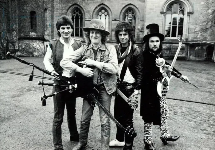 Framed Print : Glam Rock group Slade posing for photographs at Eastnor Castle, near Ledbury Framed Print : Glam Rock group Slade posing for photographs at Eastnor Castle, near Ledbury