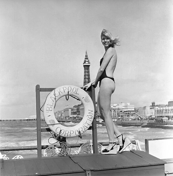 Glamour: Beach Fashion at Blackpool. March 1975 75-1705-006