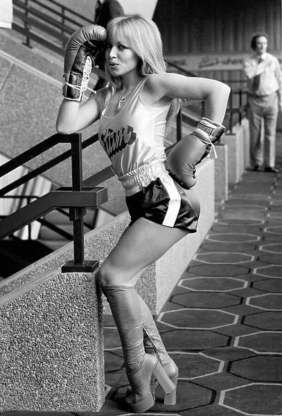 Glamour. Fashions Etams Susan Shaw. January 1975 75-00253-003