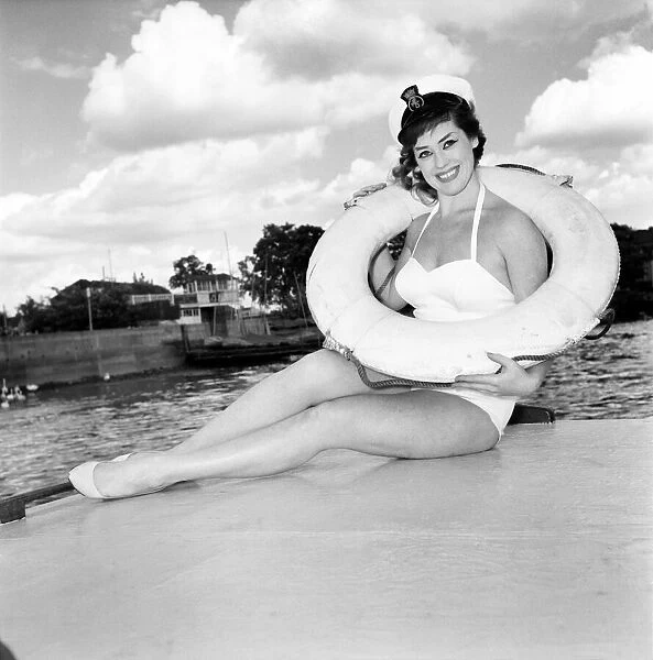Glamour girl  /  actress June Barry at Hammersmith Pier. June 1960 M4372-010