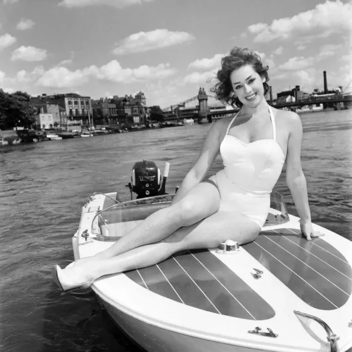 Framed Print : Glamour girl  /  actress June Barry at Hammersmith Pier. June 1960 M4372-003