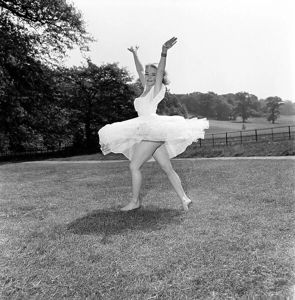 Glamour girl Val Hollman. January 1960 M4307-001