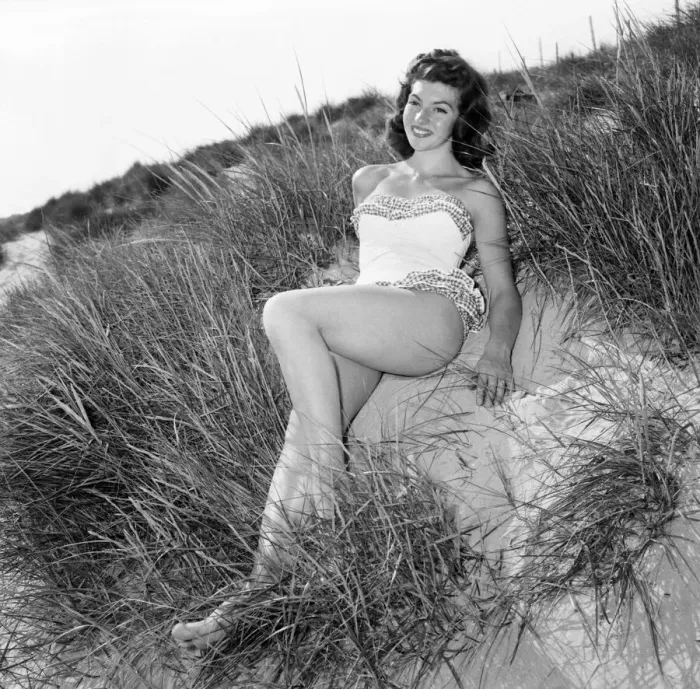 Framed Print : Glamour girls Marion and Jean Collins on the beach. June 1960 M4323-006