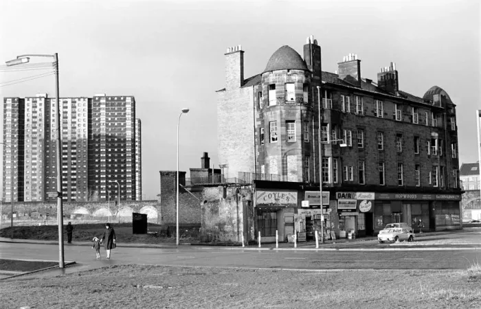 Framed Print : Glasgow: Architecture. General Scenes from the Gorbals were few of the old tenement Framed Print : Glasgow: Architecture. General Scenes from the Gorbals were few of the old tenement