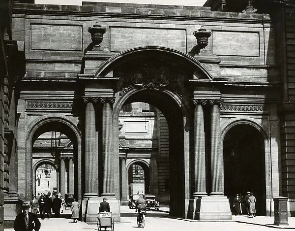 Glasgow City Chambers ARches behind building 1930s John Street