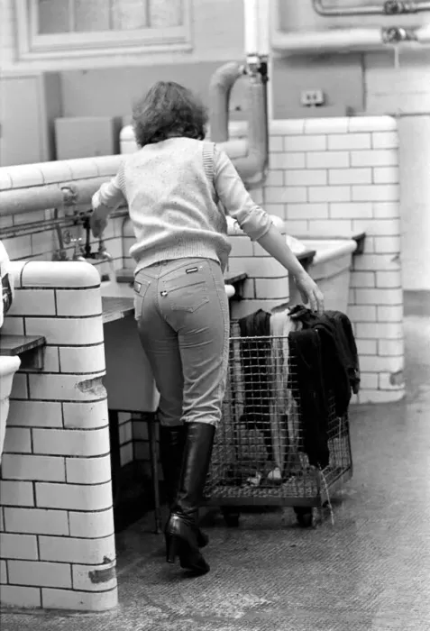 Framed Print : Glasgow Steamies. General scenes of women doing the laundry in a steamies in the Gorbals