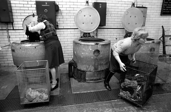 Framed Print : Glasgow Steamies. General scenes of women doing the laundry in a steamies in the Gorbals