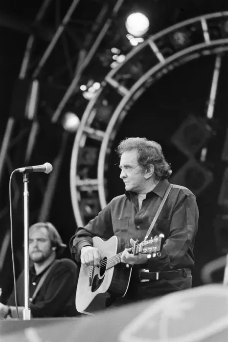 Framed Print : Glastonbury Festival 1994. Pictures shows Johnny Cash performing on The Pyramid