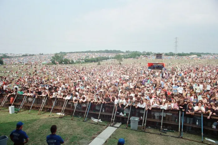 Framed Print : Glastonbury Festival, Worthy Farm, Picton, Somerset. Huge crowds pictured