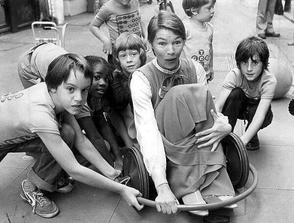 Glenda Jackson with children at press call - September 1980