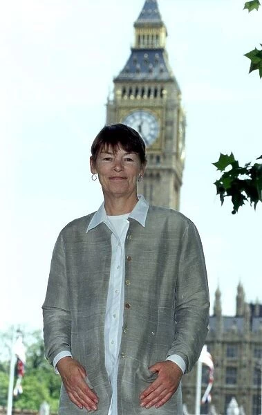 GLENDA JACKSON MP, STANDING OUTSIDE THE HOUSES OF PARLIAMENT 21  /  06  /  1995