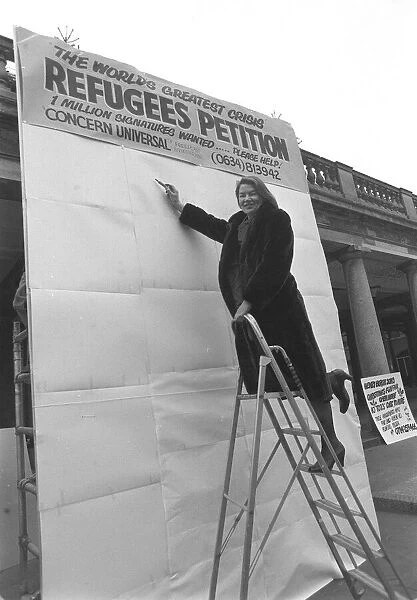 GLENDA JACKSON SIGNING A PROTEST POSTER - DECEMBER 1987