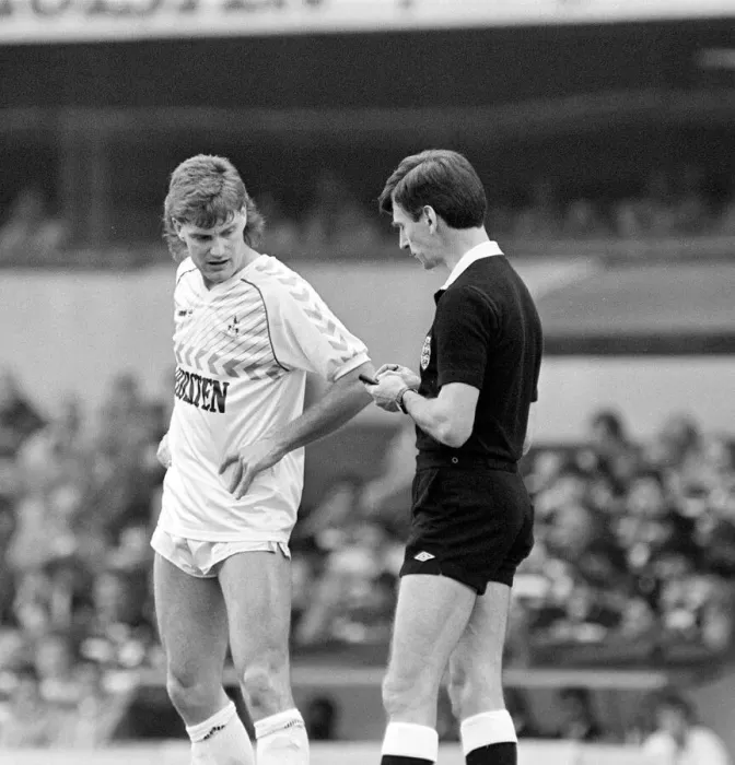 Framed Print : Glenn Hoddle being booked during the Manchester United vs Tottenham Hotspur League Framed Print : Glenn Hoddle being booked during the Manchester United vs Tottenham Hotspur League