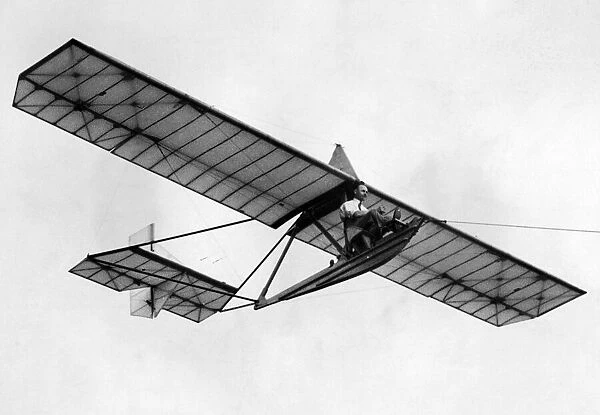 A glider takes off, which was witnessed by the Earl of Harrowby
