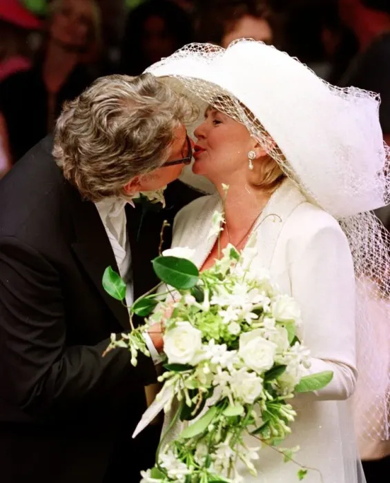 Framed Print : Gloria Hunniford marries Stephen Wey 5 September 1998 at Hever Castle Church today in