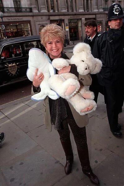 Gloria Hunniford TV Presenter April 98 Arriving for launch of the Variety Club Of