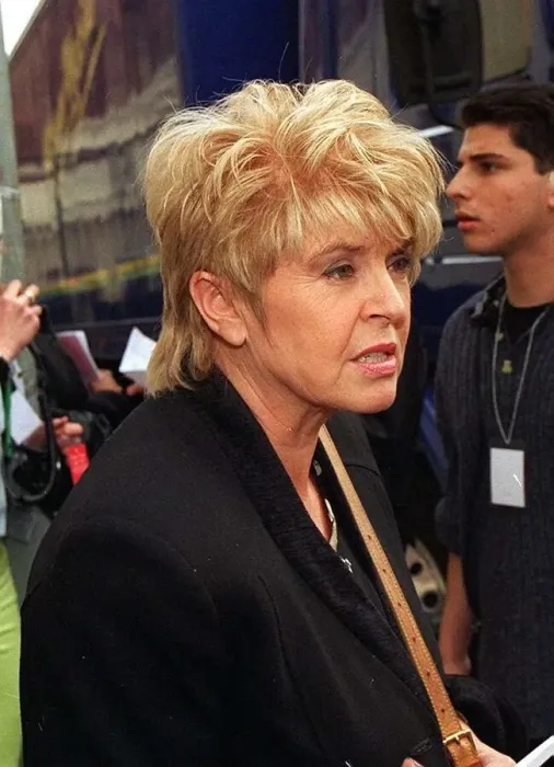 Framed Print : Gloria Hunniford TV Presenter arrives at the Opera House Manchester for the Royal Gala to