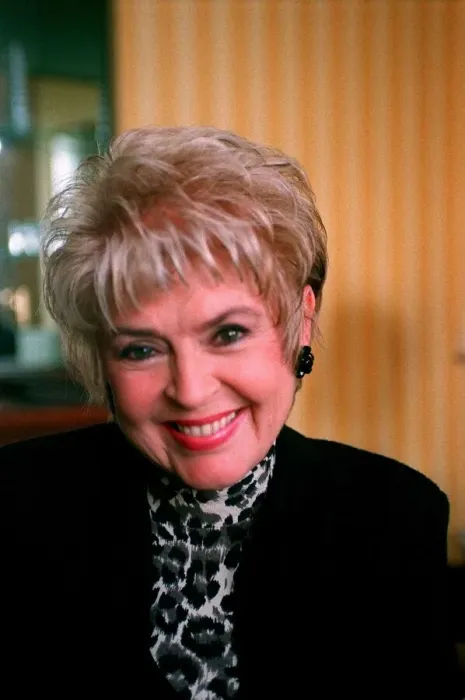 Framed Print : Gloria Hunniford TV Presenter October 1998 A©mirrorpix Framed Print : Gloria Hunniford TV Presenter October 1998 A©mirrorpix