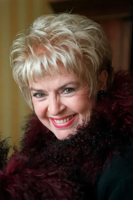 Framed Print : Gloria Hunniford TV Presenter October 1998 A©mirrorpix