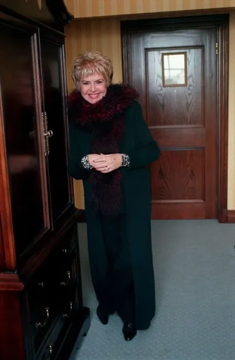 Framed Print : Gloria Hunniford TV Presenter October 1998 At home A©mirrorpix Framed Print : Gloria Hunniford TV Presenter October 1998 At home A©mirrorpix