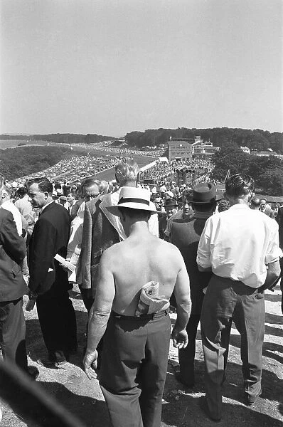 Glorious Goodwood 1963 A racegoers on The Trundle