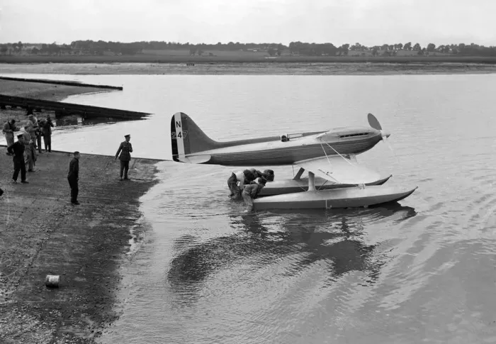 Framed Print : The Gloster Napier powered Supermarine S6 at Cowes for the 1929 Schneider Trophy