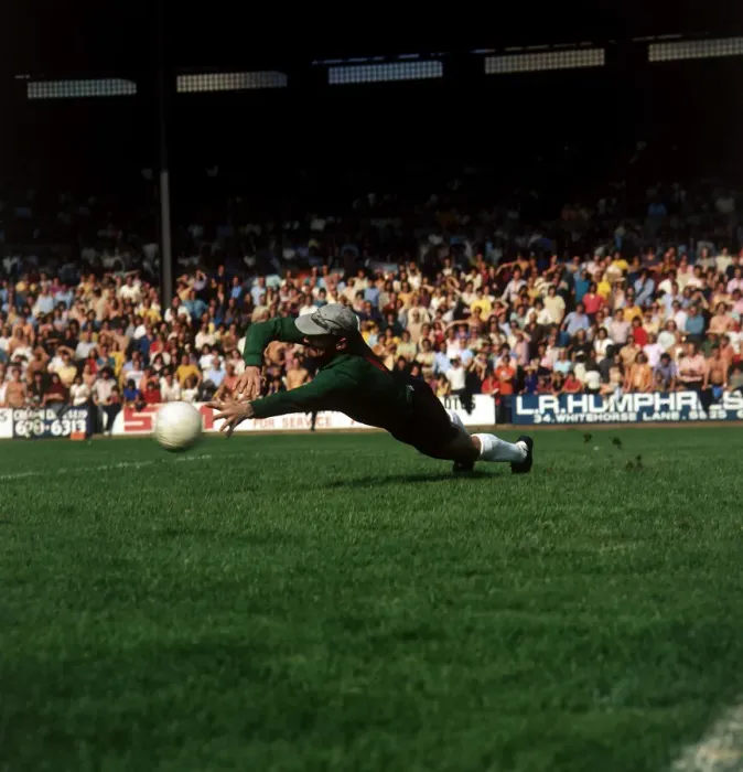 Framed Print : Goalkeeper Roy Brown making a save in the Crystal Palace v Notts County match