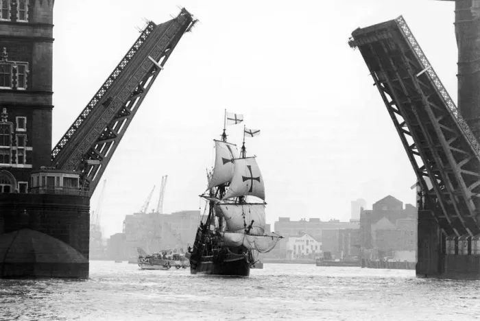Framed Print : The Golden Hinde, half size replica of Drakes original ship passing under Tower