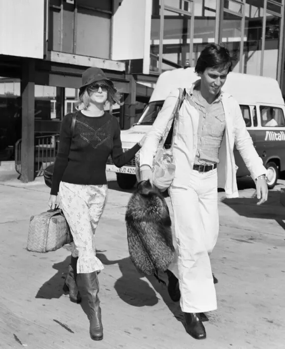 Framed Print : Goldie Hawn, American actress with Bruno Wintzell at London Heathrow Airport