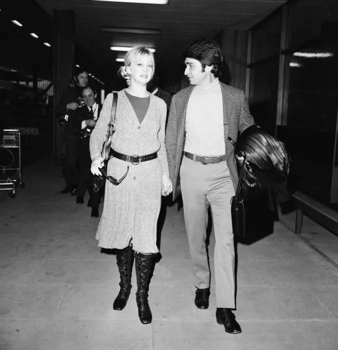 Framed Print : Goldie Hawn, American actress with husband Gus Trikonis, at London Heathrow Airport