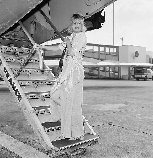 Goldie Hawn, American actress at London Heathrow Airport, Saturday 30th May 1970