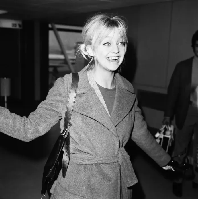 Framed Print : Goldie Hawn, American actress at London Heathrow Airport, 29th January 1970 Framed Print : Goldie Hawn, American actress at London Heathrow Airport, 29th January 1970