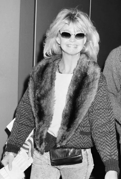 Framed Print : Goldie Hawn, American actress at London Heathrow Airport, November 1987 Framed Print : Goldie Hawn, American actress at London Heathrow Airport, November 1987