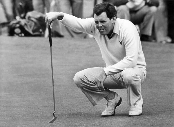 Golf Bernard Gallacher lines-up a putt. Circa 1975 P007057