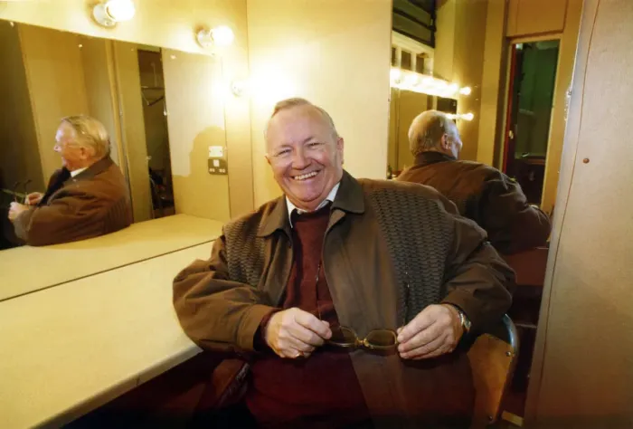 Framed Print : Former Goon Sir Harry Secombe pictured in a dressing room at Sunderland Empire