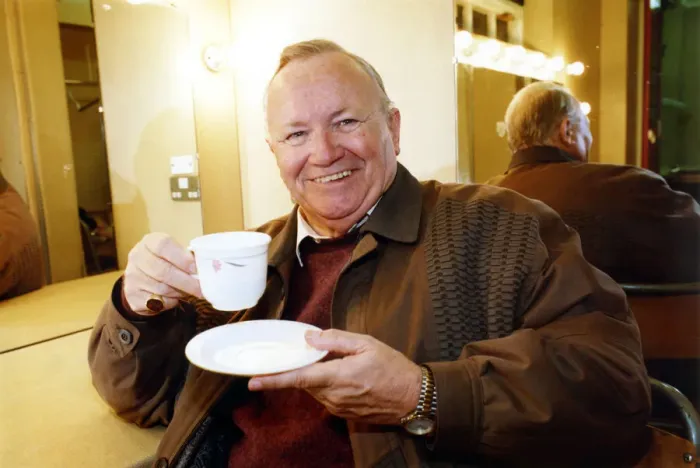 Framed Print : Former Goon Sir Harry Secombe pictured in a dressing room at Sunderland Empire Framed Print : Former Goon Sir Harry Secombe pictured in a dressing room at Sunderland Empire