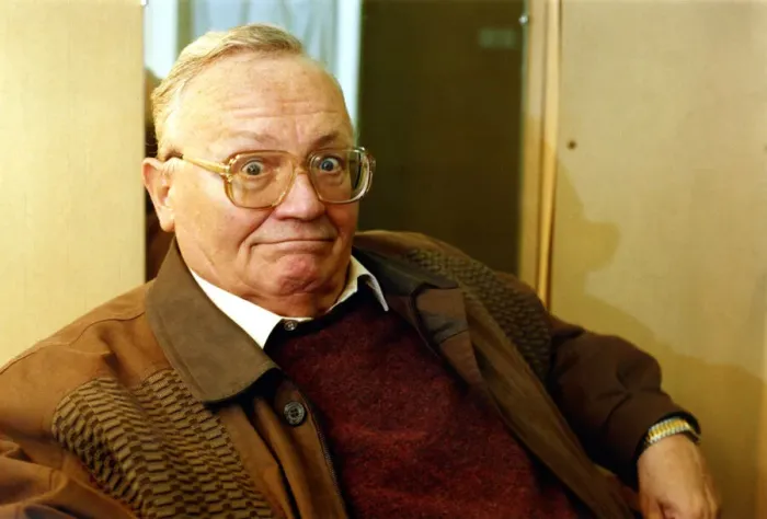 Framed Print : Former Goon Sir Harry Secombe pictured in a dressing room at Sunderland Empire