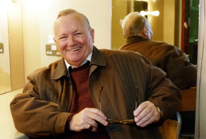 Framed Print : Former Goon Sir Harry Secombe pictured in a dressing room at Sunderland Empire Framed Print : Former Goon Sir Harry Secombe pictured in a dressing room at Sunderland Empire