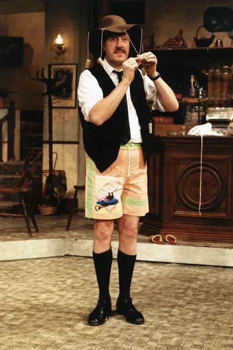 Framed Print : Gorden Kaye Actor stars in Allo Allo BBC TV series A©Mirrorpix