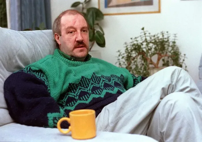 Framed Print : Gorden Kaye comedy actor of Allo Allo 1990 - Tv sitcom A©Mirrorpix Framed Print : Gorden Kaye comedy actor of Allo Allo 1990 - Tv sitcom A©Mirrorpix